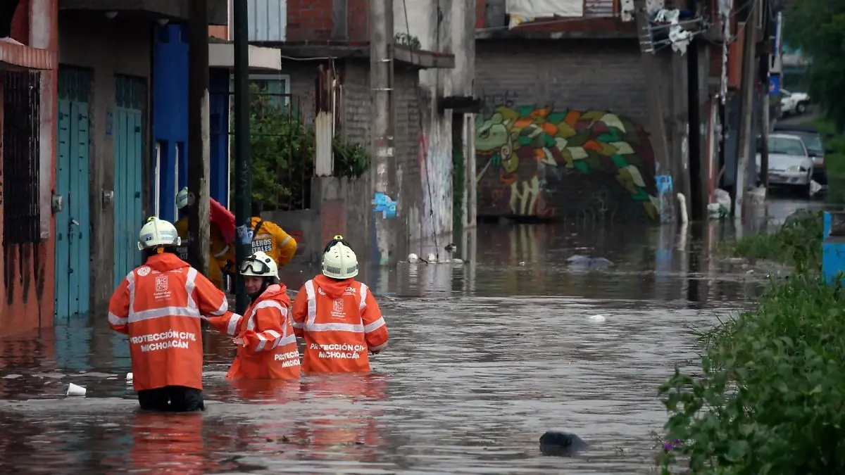 Elementos de Protección Civil Michoacán en zona inundada